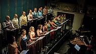 Verwandlungsfähig präsentierte sich der Chor des Landestheaters beim ersten Auftritt unter der Leitung der neuen Chordirektorin.