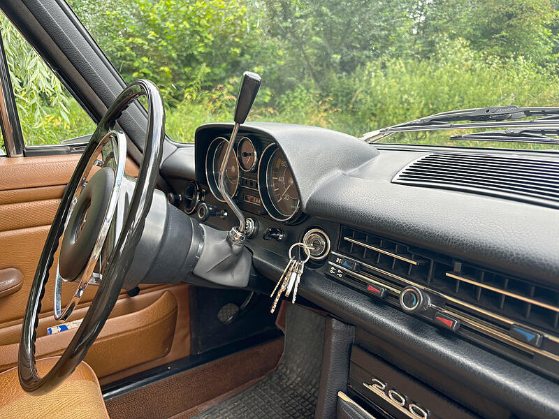Innenraum und Armaturentafel des Mercedes-Benz 200D bestechen durch ihre Schlichtheit. Viel mehr Ausstattung braucht man zum Autofahren nicht.Forchheim & Fränkische Schweiz Innenraum und Armaturentafel des Mercedes-Benz 200D bestechen durch ihre Schlichtheit. Viel mehr Ausstattung braucht man zum Autofahren nicht.