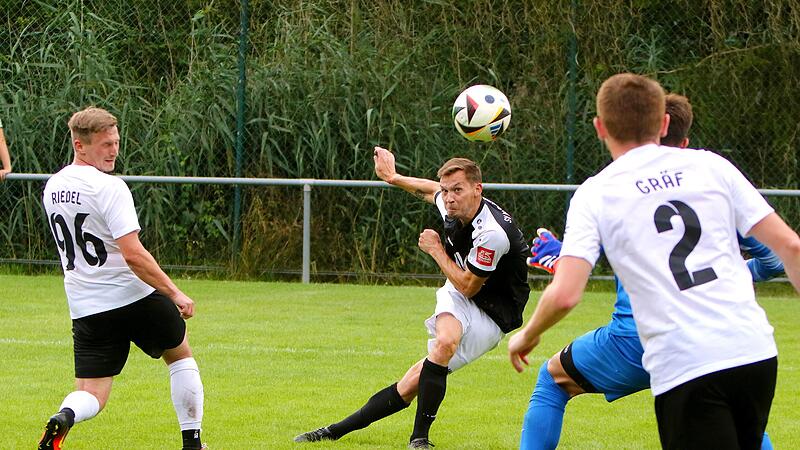 Sieht gut aus, geht aber nicht rein:  Der Motschenbacher Christian Erdmann scheitert im Kreisliga-Spiel gegen den FC Creu&szlig;en hier zwar an der Latte, am Ende setzte sich sein SV aber dennoch mit 1:0 durch.