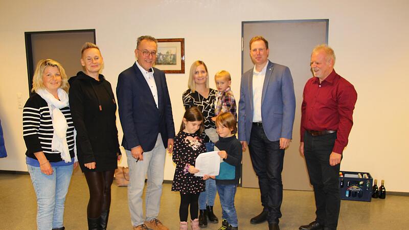 Die Kindertagesstätte Aura wird künftig vom Kreiscaritasverband geführt, dessen Vorsitzender David Hettiger (2.v.r.) mit Bürgermeister Thomas Hack (3.v.l.) und den Mitgliedern des aufgelösten St. Laurentiusvereins einen Antrittsbesuch abstattete.