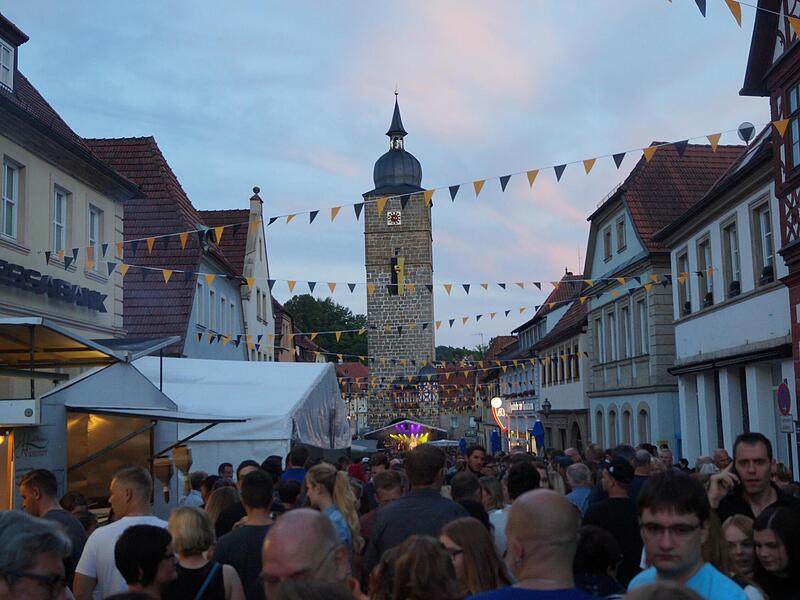 Neben den Weinfesten in Zeil und Sand gehört das Altstadtfest in Ebern zu den großen Publikumsmagneten im Sommer. Tausende von Besuchern feiern auf dem Marktplatz drei Tage und Nächte lang „Frankens größtes Klassentreffen“.