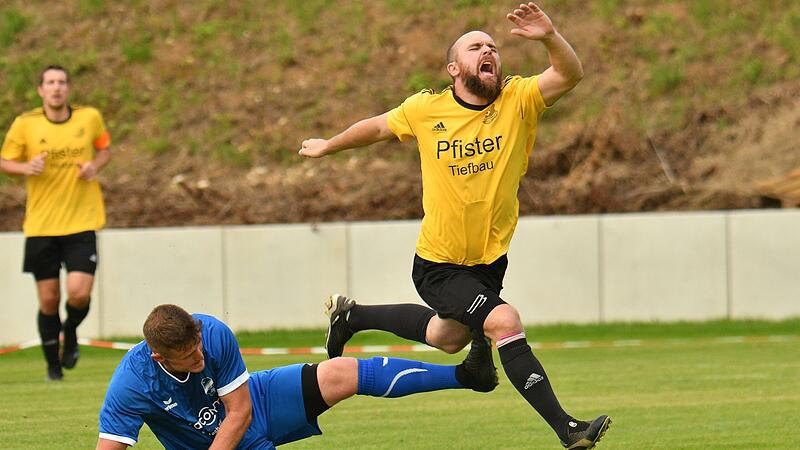 Unterleiterbachs Spieltrainer Bj&ouml;rn Vogel (hier gefoult von Kleukheims Fabian Betz) musste w&auml;hrend des Spiels einiges einstecken und kommentierte hinterher den Spielabbruch im Derby.