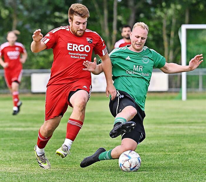 Mit zwei Unentschieden sind Florian Hofmann (links) und der SV Poxdorf in die neue Saison der Kreisklasse 3 gestartet. Am vergangenen Spieltag gab es eine Nullnummer gegen den SV Langensendelbach und Lukas Schöbel.