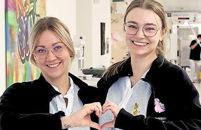 Mitarbeitende der Universit&auml;tsklinik Erlangen setzen ein Zeichen zum Internationalen Kinderkrebstag.