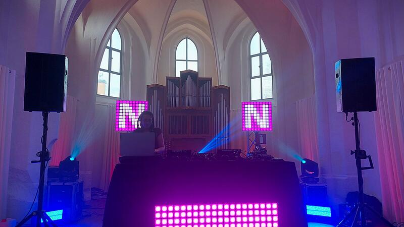 DJane „zouna“ füllt die Johanniskapelle am Oberen Stephansberg mit coolen Bässen.