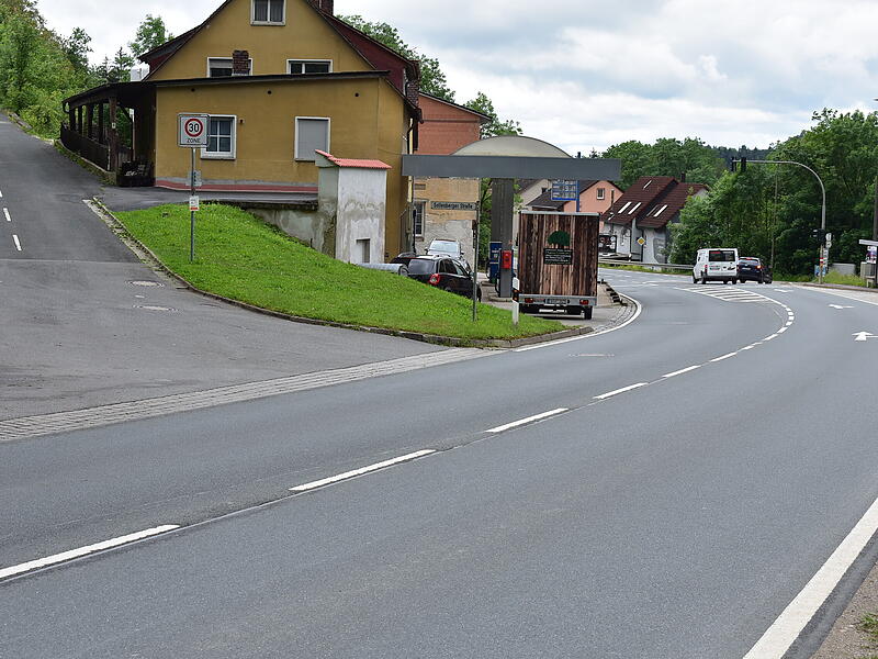 Ein Teilbereich der B 2, an der es auch eine Fußgängerampel gibt. Dort einen stationären Blitzer aufstellen, um mehr Verkehrssicherheit zu bekommen, war im Stadtrat Gräfenberg diskutiert worden.