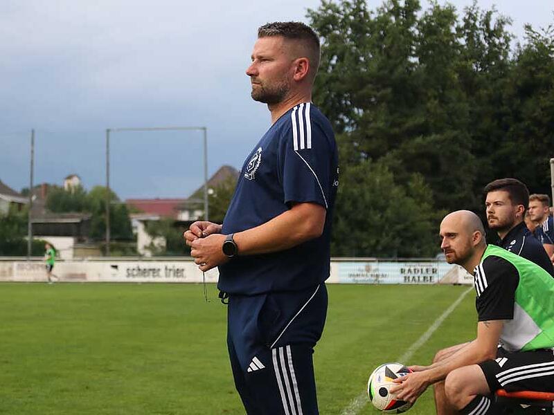 Daniel Ritzel ist zurück beim FC Adler Weidhausen, wird die Mannschaft ab dem Frühjahr in der Kreisliga betreuen. Daniel Ritzel ist zurück beim FC Adler Weidhausen, wird die Mannschaft ab dem Frühjahr in der Kreisliga betreuen.
