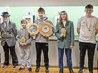 Das Foto zeigt die K&ouml;nige aus dem Jugendbereich: von links Sportleiter Christopher Meindl, Little John Taja Lynn Wiesler, 2. Jugendritter Tim Gl&ouml;ckner, Jugend-Robin-Hood und Jugendk&ouml;nig Noah Wunder, 1. Jugendritter Leonie Kaufmann, Bruder Tuck Leo...
