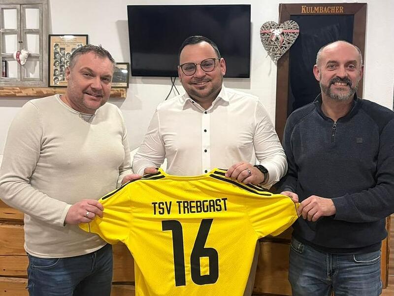 Fabian Kolb (Mitte) wird ab Sommer 2025 den TSV Trebgast trainieren. Vorsitzender Matthias Falk (links) und sein Stellvertreter Markus Stabenow (rechts) begr&uuml;&szlig;ten den neuen Mann im Verein.
