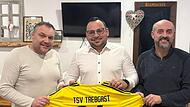 Fabian Kolb (Mitte) wird ab Sommer 2025 den TSV Trebgast trainieren. Vorsitzender Matthias Falk (links) und sein Stellvertreter Markus Stabenow (rechts) begr&uuml;&szlig;ten den neuen Mann im Verein.