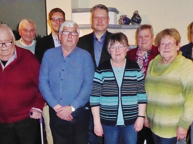 Das neu gew&auml;hlte Vorstandsteam des VdK-Ortsverbands Burkheim mit Vorsitzendem Horst Schnapp (5. von links) und der 2. Vorsitzenden Agnes Weberpals (3. von rechts).