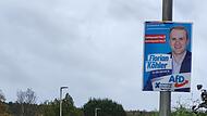 Der Kandidat der AfD grinst in Trailsdorf noch immer von den Plakaten zur Landtagswahl.Forchheim & Fränkische Schweiz