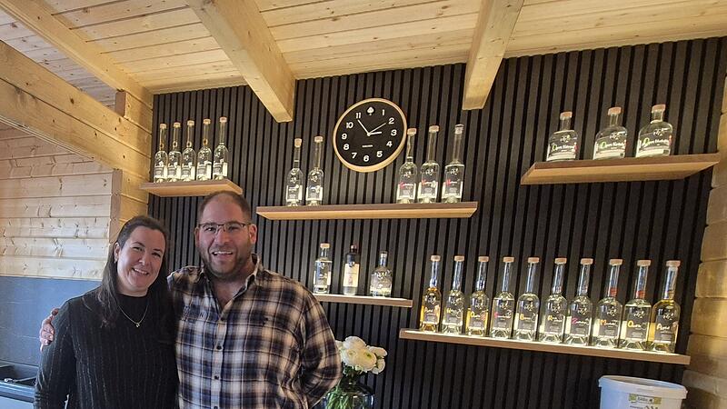 Julian Metz mit seiner Verlobten Antonia in der Schnapsdrossel an der Theke