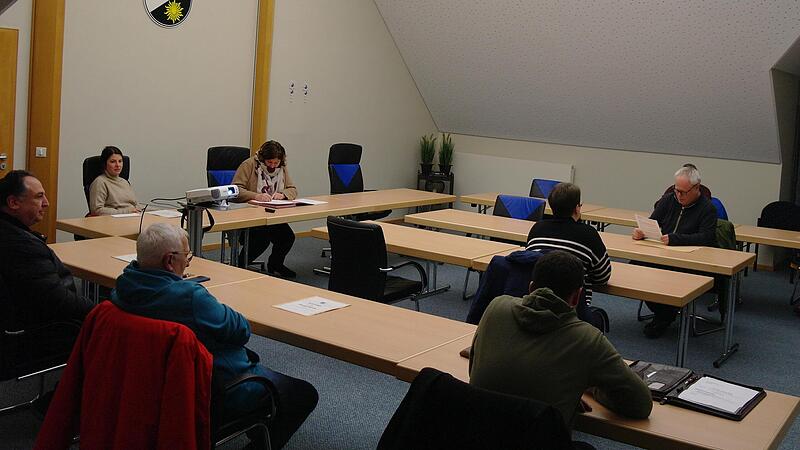 Eine Lücke klafft im Mottener Gemeinderat. Von den acht Gemeinderatsmitgliedern der WG Motten, die zurückgetreten sind, waren vier zur formellen Feststellung schon nicht mehr erschienen. Eine Lücke klafft im Mottener Gemeinderat. Von den acht Gemeinderatsmitgliedern der WG Motten, die zurückgetreten sind, waren vier zur formellen Feststellung schon nicht mehr erschienen.