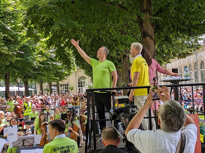 Ein begeisterter Dirigent, Sakari Oramo dankt den vielen Musikern f&uuml;r ihren Einsatz.