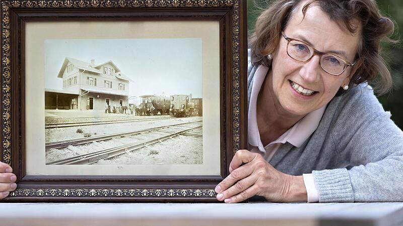Annette Littmann zeigt die alte Fotografie vom Bahnhof in Ebermannstadt, die im Flur ihrer Gro&szlig;eltern in Berlin hing.Forchheim & Fr&auml;nkische Schweiz
