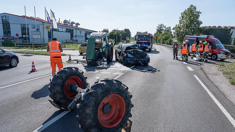 An der Kreuzung Kapellenfeld zur Bundesstra&szlig;e 22 in Burgebrach (Landkreis Bamberg) kam es am Dienstagnachmittag (19.08.2025) zu einer besonderen Vorfahrtsmissachtung. Ein 83-J&auml;hriger fuhr mit seinem Traktor von der Stra&szlig;e Kapellenfeld und wollte nach links auf die B22 in Richtung Burgebrach abbiegen. Dabei &uuml;bersah er eine 53-j&auml;hrige Mercedes-Fahrerin, die aus Burg Ebrach kommend auf der B22 unterwegs war.Die Mercedes-Fahrerin prallte frontal gegen die Vorderachse des Traktors, die durch die Wucht des Aufpralls herausgerissen wurde und im Anschluss etwa f&uuml;nf bis sechs Meter von dem Traktor entfernt auf die Fahrbahn geschleudert wurde. Der Traktor selbst steht nun nur noch auf einer Achse, der Motorblock ist sichtbar besch&auml;digt. Gl&uuml;cklicherweise wurden beide Unfallbeteiligten nur leicht verletzt, der Gesamtschaden betr&auml;gt rund 40.000 Euro. Zudem verursachte der Unfall einen gr&ouml;&szlig;eren &Ouml;lschaden, da Getriebe- und Motor&ouml;l ausgelaufen sind. Durch die Bergungs- und Reinigungsarbeiten kam es zu Verkehrsbehinderungen auf der B22. Foto: NEWS5 / Ferdinand Merzbach Weitere Informationen... https://www.news5.de/news/news/read/38189