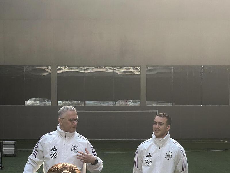 Aufmerksam lauschten die Sch&uuml;ler den Ausf&uuml;hrungen beim DFB-Campus.