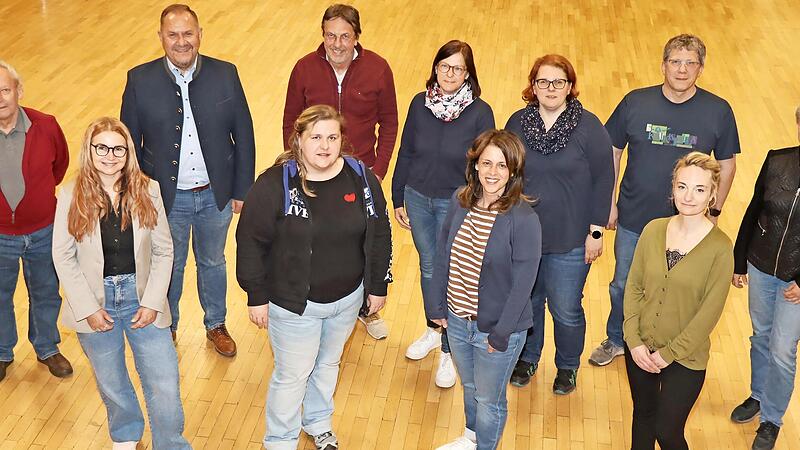 Ehrenvorsitzender Heinrich Stengel (links) und Zweiter Bürgermeister Matthias Müller (3. v. l.) mit einem Teil des Vorstandsteams (v. l.): Kerstin Dechant, Birgit Langer, Johannes Schofer, Mira Knorr, Manuela Trebeck, Nicole Denscheilmann, Jürgen ... Ehrenvorsitzender Heinrich Stengel (links) und Zweiter Bürgermeister Matthias Müller (3. v. l.) mit einem Teil des Vorstandsteams (v. l.): Kerstin Dechant, Birgit Langer, Johannes Schofer, Mira Knorr, Manuela Trebeck, Nicole Denscheilmann, Jürgen ...