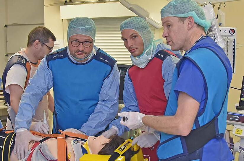 Mario Perl und ein Notfallteam simulieren die Erstversorgung eines Schwerstverletzten im Schockraum in E rlangen.