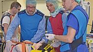 Mario Perl und ein Notfallteam simulieren die Erstversorgung eines Schwerstverletzten im Schockraum in E rlangen.