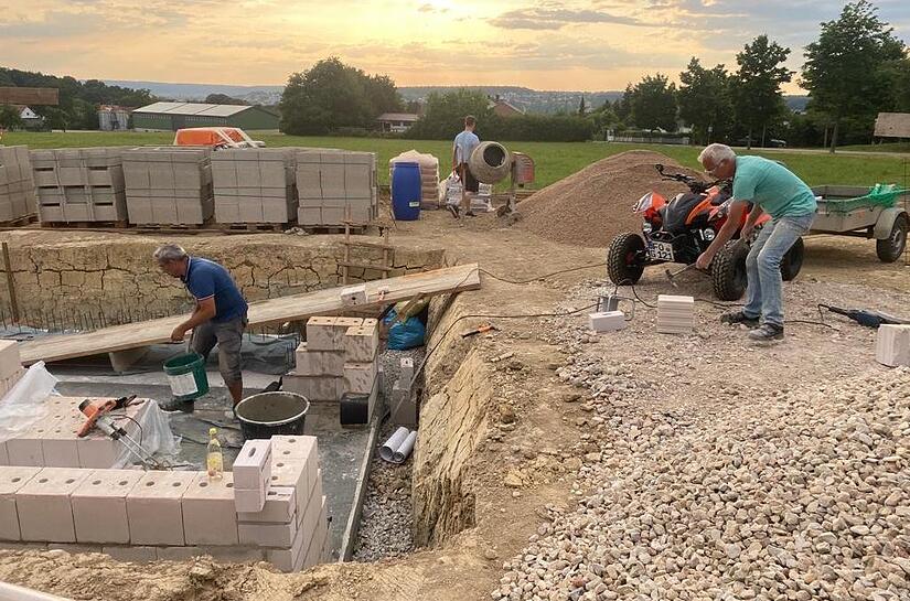 Viele Mitglieder des Schützenvereins packen selbst mit an, um das neue Schützenhaus gemeinsam zu bauen.Forchheim & Fränkische Schweiz