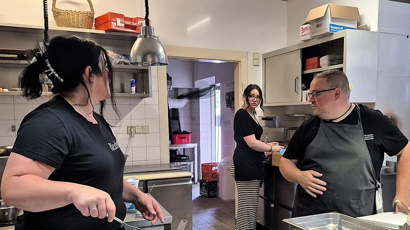 Tobias (Holly) Holland kocht w&auml;hrend des Freischie&szlig;ens in der Sch&uuml;tzenhausk&uuml;che.