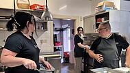 Tobias (Holly) Holland kocht während des Freischießens in der Schützenhausküche.