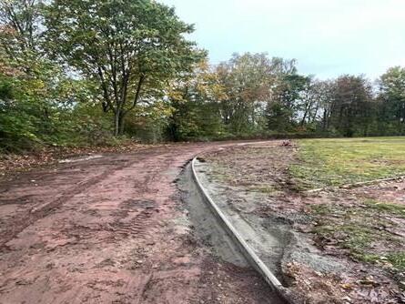 Bürgerversammlung in Weidhausen: Bei der Sanierung der Schulsportanlage wurden bereits die Randsteine gesetzt.
