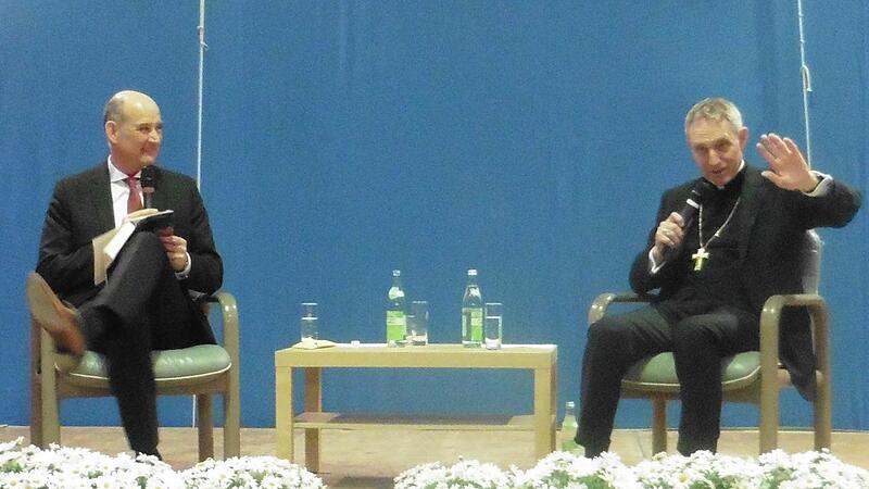 Georg G&auml;nswein (rechts) im Dialog mit seinem Verleger Manuel Herder in der Aischtalhalle in H&ouml;chstadt