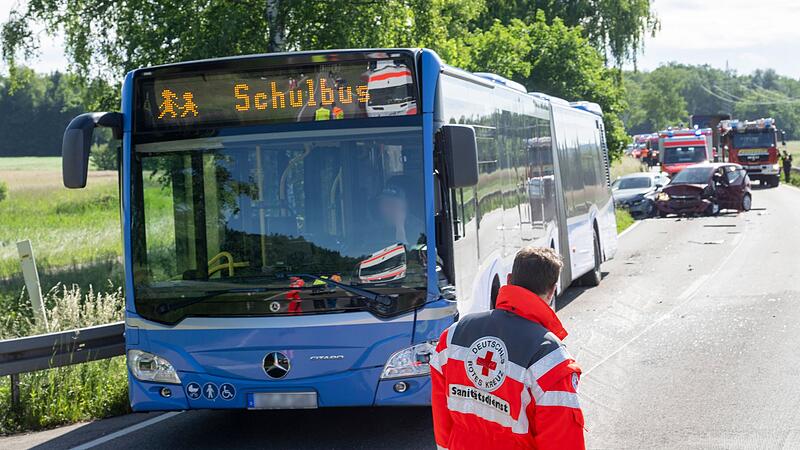 Auto prallt gegen Schulbus