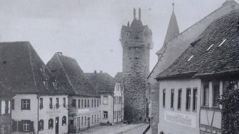 906 schlug die Geburtsstunde des &bdquo;Historischen Vereins Herzogenaurach&ldquo;. Heute z&auml;hlt der Heimatverein zu den Aktivposten in der Stadt. Sein Heimatkalender erfreut sich allj&auml;hrlich einer gro&szlig;en Nachfrage. Meist wird er mit historischen Aufnahmen best&uuml;ckt, wie zum Beispiel in diesem Jahr mit dem Novemberbild aus dem Jahr 1928, das die Hauptstra&szlig;e mit dem &ouml;ffentlichen Brunnen (am linken Bildrand) und dem T&uuml;rmersturm zeigt, der damals eine neue &bdquo;Haube&ldquo; f&uuml;r die Glocke erhielt.