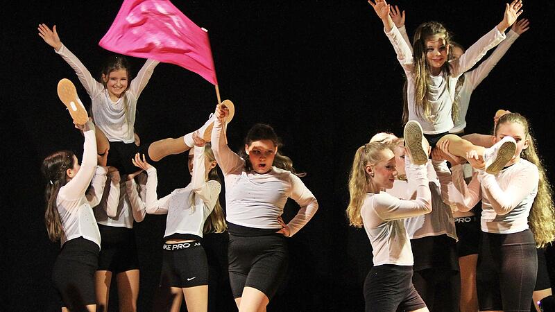 &bdquo;The Pink Vibes&ldquo;, die Teenager-Garde, begeisterte mit ihren T&auml;nzen.