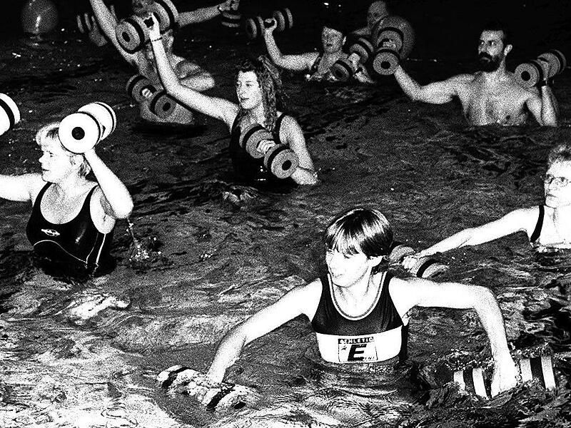 Ein Bild der Aqua-Fitness aus den Anfangstagen. Schon damals sind die Teilnehmerinnen (und Teilnehmer) eifrig dabei.