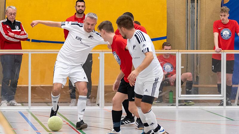 Der SV Weilersbach um Trainer Michael Felbinger (mittig hinter der Bande) durfte nach Platz 3 in seiner Gruppe das Spiel um Platz 5 bestreiten und setzte sich da gegen den TSV R&ouml;ttenbach (wei&szlig;e Trikots) durch.Forchheim & Fr&auml;nkische Schweiz