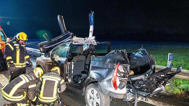 Für die Befreiung einer Insassin musste die Feuerwehr das Dach des Ford entfernen. Für die Befreiung einer Insassin musste die Feuerwehr das Dach des Ford entfernen.