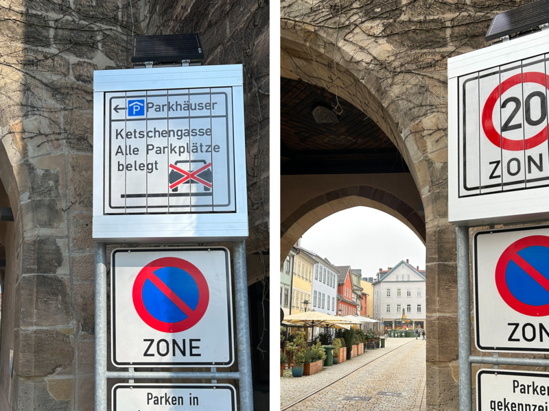 Das interaktive Schild am Coburger Ketschentor zeigt an, ob es in der Ketschengasse aktuell noch freie Parkpl&auml;tze gibt. Links im Bild die Variante &bdquo;alles belegt&ldquo;, rechts im Bild die andere Variante.