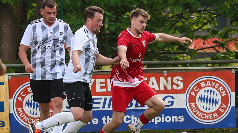 Kronachs Tim Hergenr&ouml;ther (rot) hat sich gegen Thomas Geiger vom TSV Steinberg den Ball gesichert und versucht, nach vorne zu spielen.