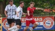 Kronachs Tim Hergenr&ouml;ther (rot) hat sich gegen Thomas Geiger vom TSV Steinberg den Ball gesichert und versucht, nach vorne zu spielen.
