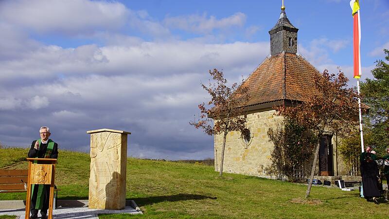 Pfarrer Bernhard Öchsner spendete dem Flurbereinigungsdenkmal neben der Trossenfurter Kapelle den kirchlichen Segen.