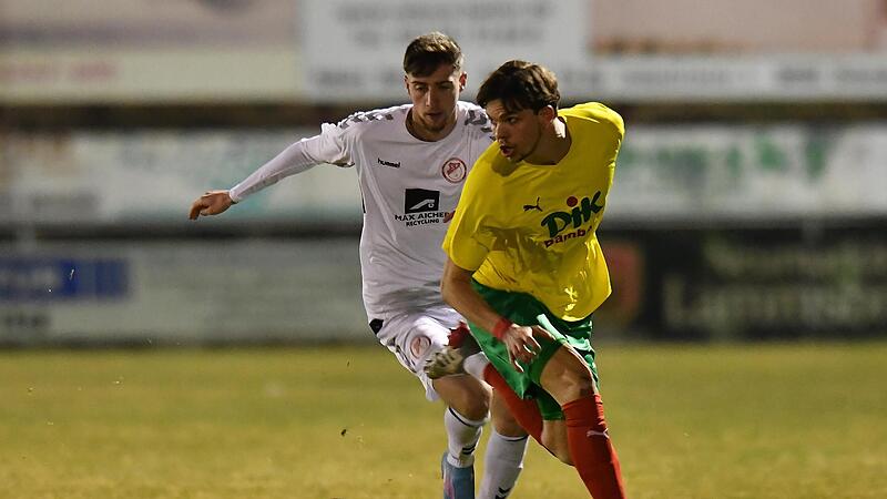 Nico Ott (in gelb) und die DJK Don Bosco Bamberg hatten sich am Mittwochabend mit 3:1 beim SV Seligenporten behauptet.