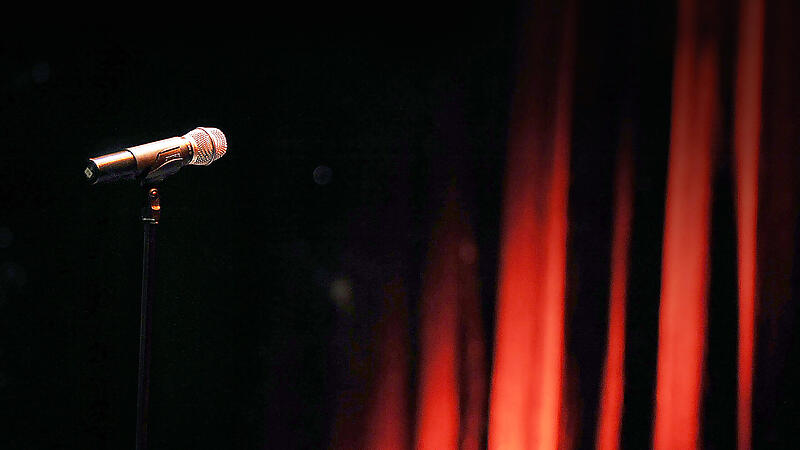 leere B&uuml;hne mit Mikrofon