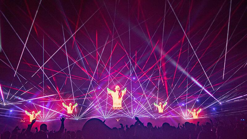 Tausende feiern im Lichtermeer zu den Technobeats.