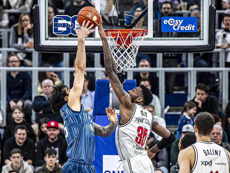 &Uuml;ber Ringniveau r&auml;umt EJ Onu den Heidelberger Center Marcel Ke&szlig;en ab.