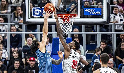 Über Ringniveau räumt EJ Onu den Heidelberger Center Marcel Keßen ab. Über Ringniveau räumt EJ Onu den Heidelberger Center Marcel Keßen ab.