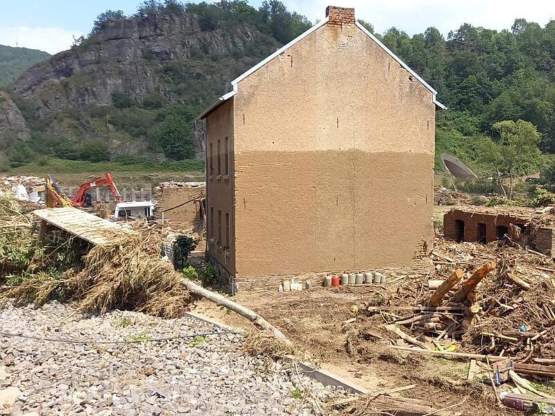 Die Verfärbung an der Hausmauer zeigt noch immer, wie hoch das Wasser während der Flutkatastrophe war.