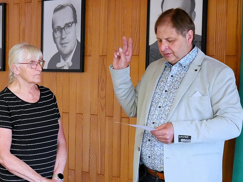 Das &auml;lteste Ratsmitglied Margarete Wunder-Blinzler vereidigte den neuen B&uuml;rgermeister Michael Wunder.