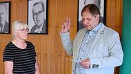 Das &auml;lteste Ratsmitglied Margarete Wunder-Blinzler vereidigte den neuen B&uuml;rgermeister Michael Wunder.
