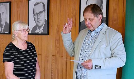 Das älteste Ratsmitglied Margarete Wunder-Blinzler vereidigte den neuen Bürgermeister Michael Wunder. Das älteste Ratsmitglied Margarete Wunder-Blinzler vereidigte den neuen Bürgermeister Michael Wunder.