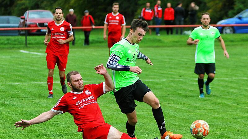 Voller Einsatz: Mit einer Gr&auml;tsche trennt    der Kulmbacher Dominik Oppelt  (links) den Kupferberger  Sascha Graf vom Ball.
